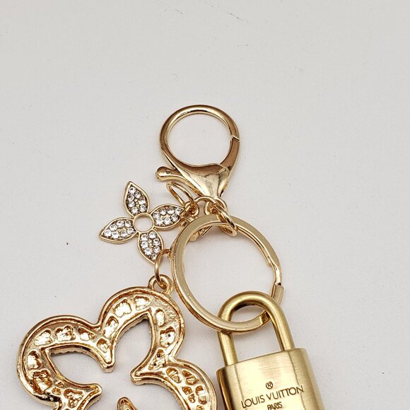 Louis Vuitton Lock & Key with Unbranded Clover Flower Charm, Keychain 110825 - Picture 5 of 10